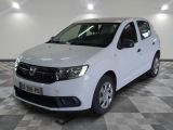 une photo d'une dacia blanche garée dans un garage
