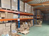 de nombreux cartons sur les étagères de l'entrepôt