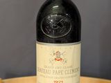 une bouteille de vin posée sur un tonneau en bois