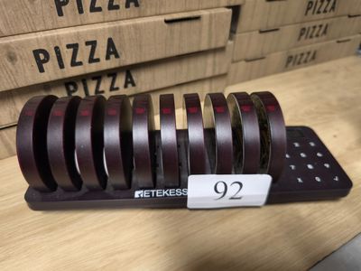 Plusieurs parts de pizza sont empilées les unes sur les autres sur une table