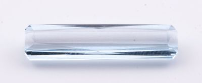 un morceau de verre transparent posé sur une surface blanche