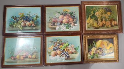 quatre tableaux représentant des fruits, encadrés et accrochés au mur d'une pièce