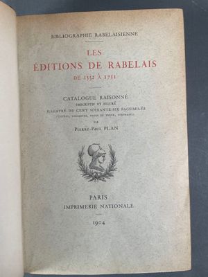 un livre ouvert avec l'image d'un oiseau sur sa couverture