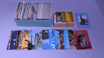 un lot de cartes posées sur une table