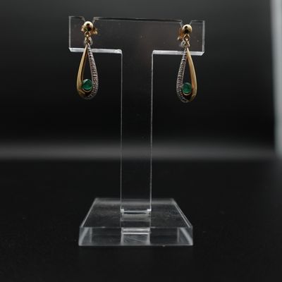 un gros plan sur une paire de boucles d'oreilles posées sur un présentoir