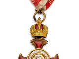 Gros plan sur une médaille ornée d'une croix