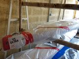de nombreux sacs de nourriture emballés dans du plastique, posés par terre