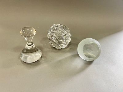 Ensemble de trois presse-papiers et flambeau en verre et en …