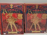 deux boîtes de cartes à jouer rouges et dorées posées sur une table blanche