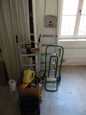 une pièce dans laquelle se trouvent une échelle et un chariot