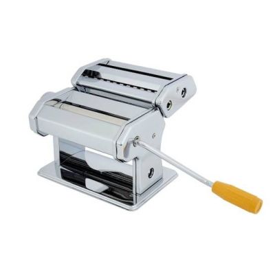 un gros plan d'une machine à pâtes sur fond blanc