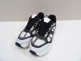 les baskets noires et blanches sont posées sur une surface blanche