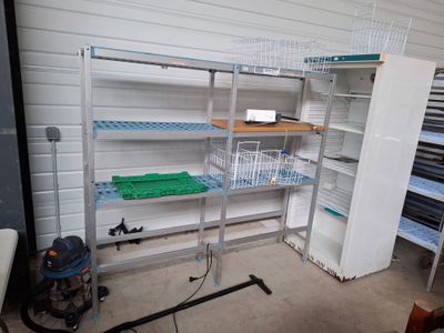 une pièce dans laquelle se trouve une étagère sur laquelle sont posés de nombreux objets