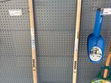 de nombreux outils de jardinage accrochés au mur