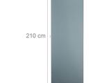 un gros plan d'un grand miroir accroché à un mur blanc