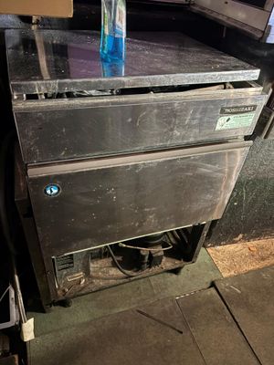 une bouteille d'eau posée sur une cuisinière