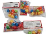 quatre sacs contenant des jouets en plastique assortis sont posés sur une surface blanche