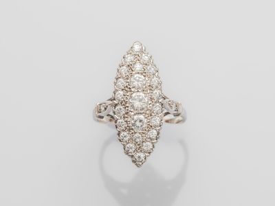 une bague Art déco sertie d'un groupe de diamants