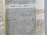 un livre ouvert avec l'image d'un oiseau dessus