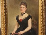 portrait d'une femme en robe noire dans un cadre doré