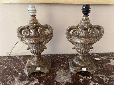 deux lampes posées sur une table en marbre