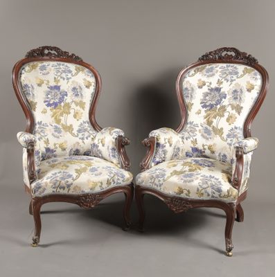 une paire de chaises anciennes recouvertes d'un tissu à motifs floraux, recouvertes d'un tissu à motifs floraux, recouvertes d'un tissu à motifs floraux, recouvertes d'un tissu à motifs floraux, recouvertes d'un tissu à motifs floraux, recouvertes d'un tissu à motifs floraux, recouvertes d'un tissu à motifs floraux