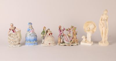 de nombreuses figurines alignées sur une surface blanche
