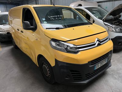 une camionnette jaune garée dans un garage