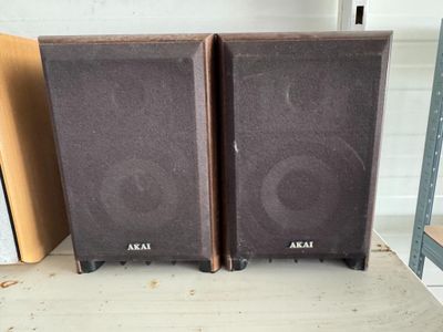 Une paire d'enceinte AKAI VENDUE EN L'ÉTAT