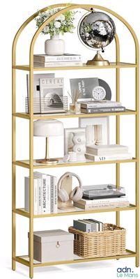 une étagère sur laquelle se trouvent une horloge, des livres et d'autres objets
