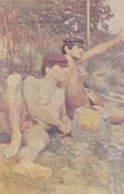 un tableau représentant un homme et une femme assis par terre