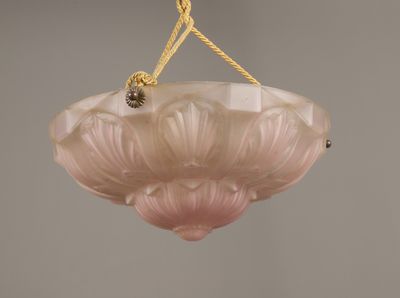 un gros plan d'un luminaire suspendu à une corde