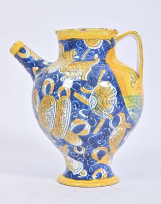 un vase bleu et jaune posé sur une surface blanche