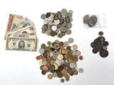 beaucoup de pièces et un sac d'argent sur la table