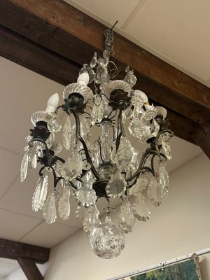 un lustre en verre suspendu au plafond d'une pièce
