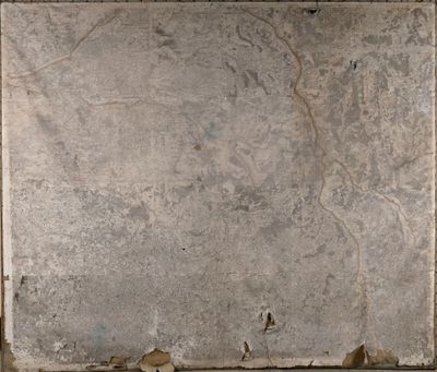 un chat assis par terre devant un mur