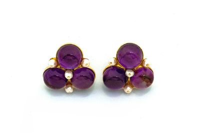 deux paires de boucles d'oreilles en améthorate et perles sur fond blanc