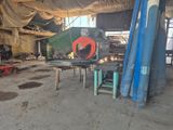 une machine qui se trouve à l'intérieur d'un bâtiment