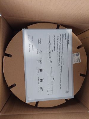 une boîte en carton contenant un bout de papier