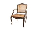 une image représentant une chaise en bois avec un dossier et une assise en rotin