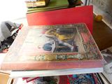 une pile de livres posée sur une table