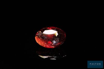 gros plan d'un diamant rouge sur une surface noire