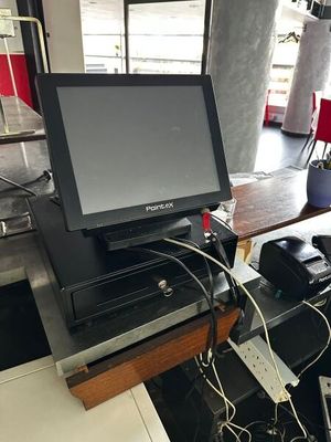 un écran d'ordinateur posé sur un bureau dans une pièce