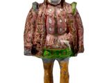 une figurine représentant un homme portant un chapeau et un manteau