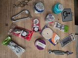 de nombreux objets posés sur une table en bois