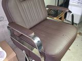 une chaise qui se trouve dans une pièce, à côté d'une boîte
