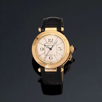 une image d'une montre-bracelet en or avec un cadran blanc