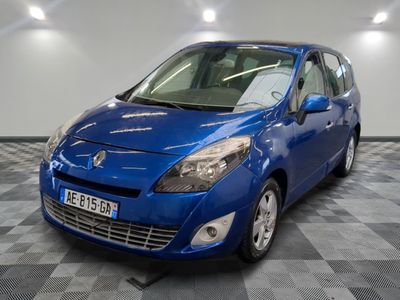 la photo d'une voiture bleue garée dans un garage