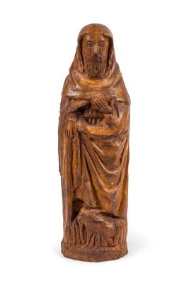 une statue en bois représentant un homme tenant un bébé dans ses bras