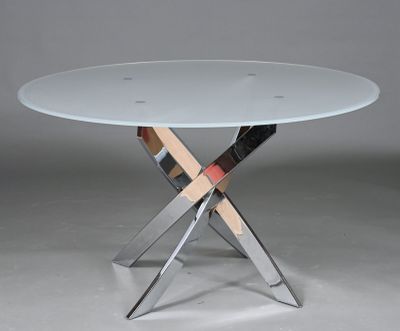 une table ronde en verre avec des pieds chromés et un plateau en verre